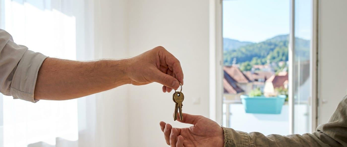 Schlüsselübergabe in der besenrein übergebenen Wohnung nach einem Umzug