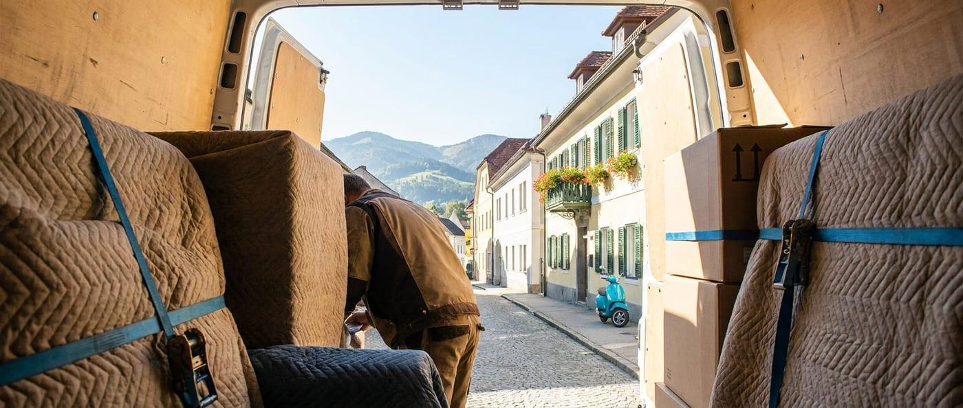 Fachgerecht beladener Umzugstransporter mit verzurrten Möbeln und Kartons von SpeedTransport