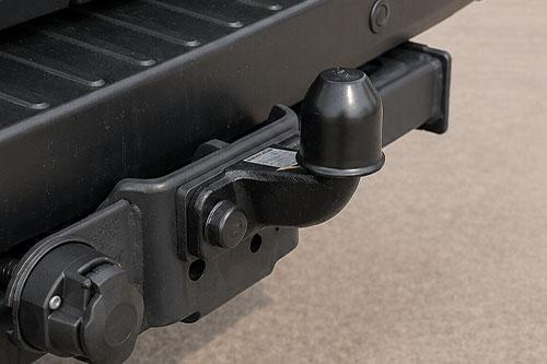 Nahaufnahme der Anhängerkupplung am Heck des Ford Transit Kastenwagens