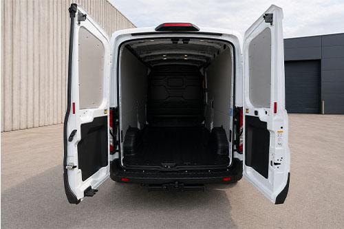 Blick durch die geöffneten Hecktüren in den leeren Laderaum des Ford Transit Kastenwagens