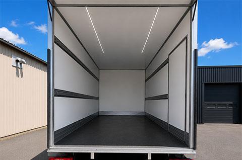 Laderaum des Ford Transit von der Seite mit Blick auf Zurrösen und Seitenwand