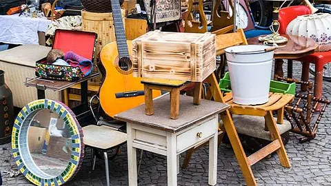 Diverse Gegenstände (Regal, Gitarre, Tischchen) am Gesteigrand 